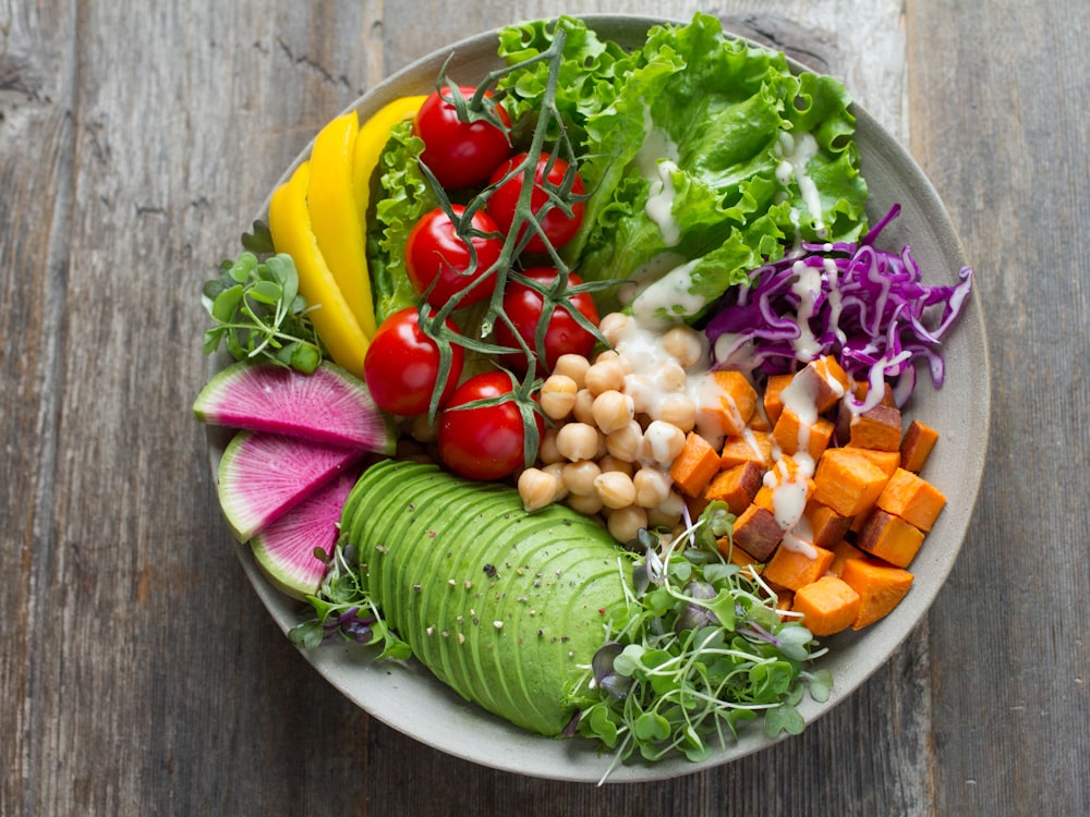 Ensalada de temporada con hummus