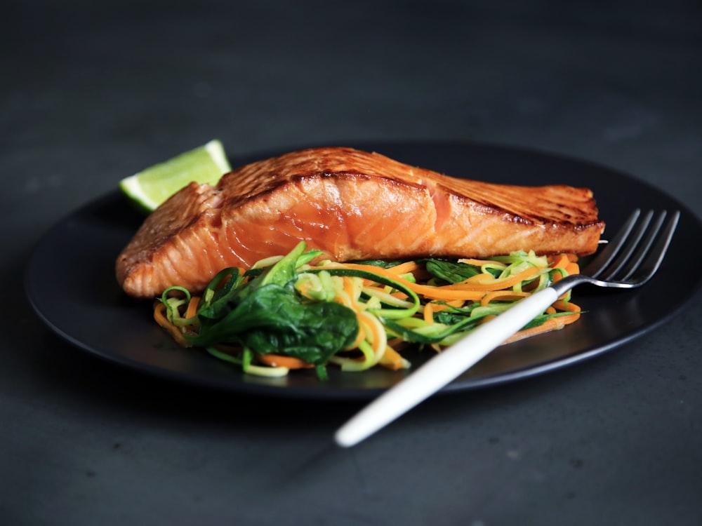Salmón a la brasa con verduras